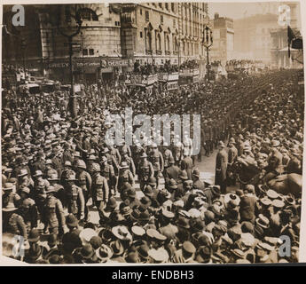 Des soldats australiens et néo-zélandais marchent vers l'abbaye de Westminster à Londres pour commémorer le premier jour de l'ANZAC le 25 avril 1916. Cet événement historique honore les sacrifices consentis pendant la première Guerre mondiale et célèbre le lien militaire commun entre les deux Nations. Banque D'Images