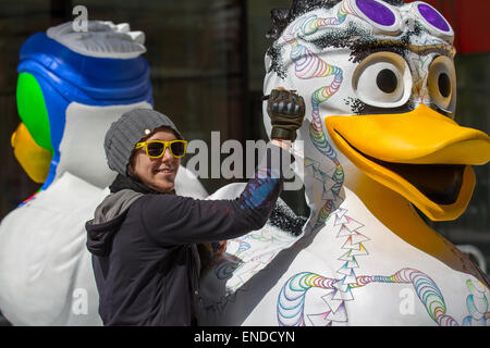 Liverpool, Merseyside, 3 mai, 2015. Gemma Seddon, artiste de l'environnement à partir de Londres, sa peinture "Duck" pour le projet de centre-ville LightNight, une équipe d'artistes est la décoration d'une multitude de canards géants à la vue du public au développement de l'île de Mann. Le Canard Liverpool Trail, commandé par AquaDucked, est d'être lancé sur LightNight pour présenter la créativité dynamique vivant à Liverpool. Banque D'Images