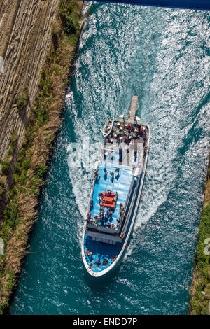 Le Canal de Corinthe avec bateau de tourisme vu de dessus avec pont de chemin de fer, Grèce, Banque D'Images