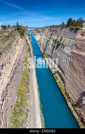 Le Canal de Corinthe avec bateau de tourisme vu de dessus avec pont de chemin de fer, Grèce, Banque D'Images