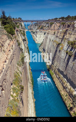 Le Canal de Corinthe avec bateau de tourisme vu de dessus avec pont de chemin de fer, Grèce, Banque D'Images