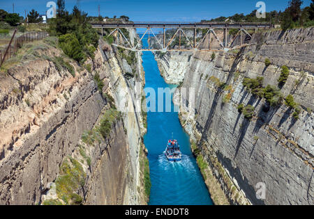 Le Canal de Corinthe avec bateau de tourisme vu de dessus avec pont de chemin de fer, Grèce, Banque D'Images