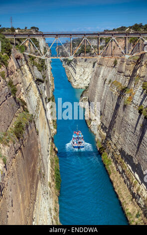 Le Canal de Corinthe avec bateau de tourisme vu de dessus avec pont de chemin de fer, Grèce, Banque D'Images