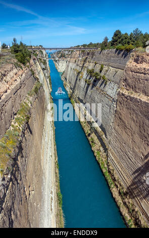 Le Canal de Corinthe avec bateau de tourisme vu de dessus avec pont de chemin de fer, Grèce, Banque D'Images