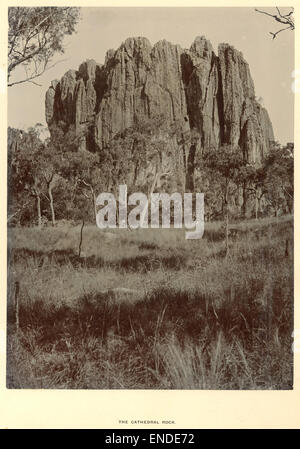 L'image de « Cathedral Rock » d'Atherton Tableland, Queensland, capture la beauté naturelle époustouflante de la région de Cairns. La vue offre un aperçu du paysage pittoresque de la campagne australienne. Banque D'Images