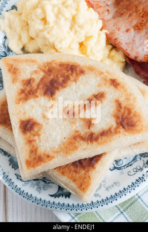 Pomme de terre farls de pommes de terre ou les gâteaux avec du bacon et des œufs brouillés Banque D'Images