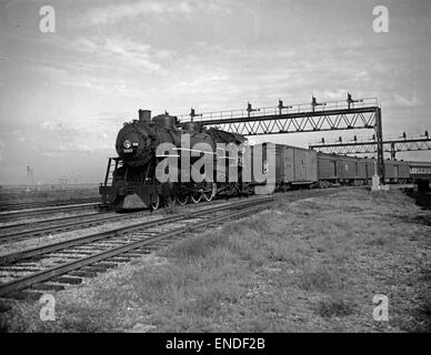 [Missouri-Kansas-Texas, la locomotive n°393 avec l'adjudication, les ponts du signal] Banque D'Images