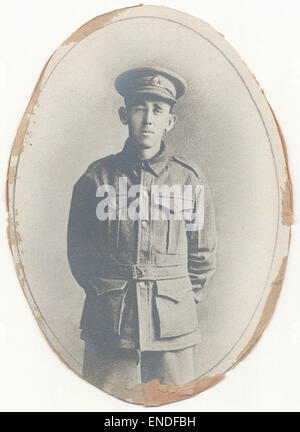 Cette photographie de portrait capture J.M. Ringrose, un membre du personnel du Sydney Harbour Trust qui a servi et est mort pendant la première Guerre mondiale. Ringrose est représenté dans son uniforme ANZAC, symbolisant son rôle dans l'effort militaire pendant la Grande Guerre. La photographie en noir et blanc fait partie des archives de guerre documentant les sacrifices personnels consentis par les personnes impliquées dans le conflit. Banque D'Images