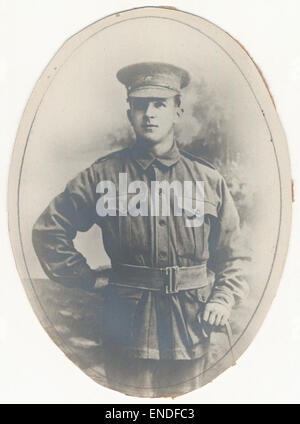 Cette photographie historique en noir et blanc capture H.J. Blann-Hay, un membre du personnel du Sydney Harbour Trust qui a été tué au combat pendant la première Guerre mondiale. L'image rend hommage au sacrifice des militaires australiens, en particulier ceux qui portent des uniformes de l'ANZAC. Banque D'Images