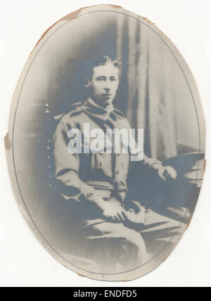 Ce portrait en noir et blanc de W.H. Jones, membre du Sydney Harbour Trust, le capture en uniforme ANZAC avant sa mort dans la première Guerre mondiale, représentant les sacrifices consentis par le personnel australien dans le conflit. Banque D'Images