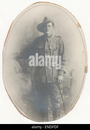 Cette photographie en noir et blanc de C.A. Watherstone, un membre du personnel du Sydney Harbour Trust décédé pendant la première Guerre mondiale, illustre la solennité de son service. Watherstone est représenté dans son uniforme ANZAC, symbole de la contribution de l’Australie à l’effort de guerre. Banque D'Images