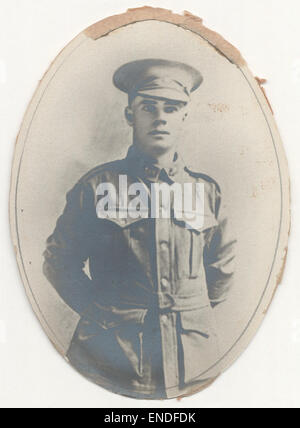 Ce portrait en noir et blanc représente un membre du personnel du Sydney Harbour Trust qui a perdu la vie pendant la première Guerre mondiale, vêtu d'un uniforme ANZAC, reflétant l'importance historique de la première Guerre mondiale en Australie. Banque D'Images