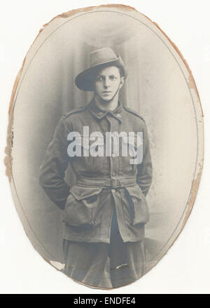 Cette photographie de portrait en noir et blanc capture J.W. Hendry, un membre du personnel du Sydney Harbour Trust qui a été tué au combat pendant la première Guerre mondiale. Il est représenté dans son uniforme ANZAC, symbolisant le sacrifice et le dévouement de ceux qui ont servi pendant la guerre. Banque D'Images