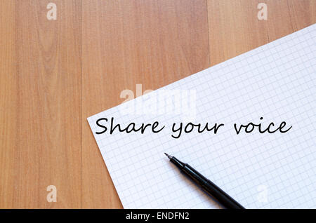 White blank notepad sur table en bois bureau Partagez votre concept vocal Banque D'Images