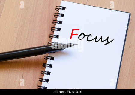 Le bloc-notes et stylo encre blanche sur le bureau en bois Concept de discussion Banque D'Images
