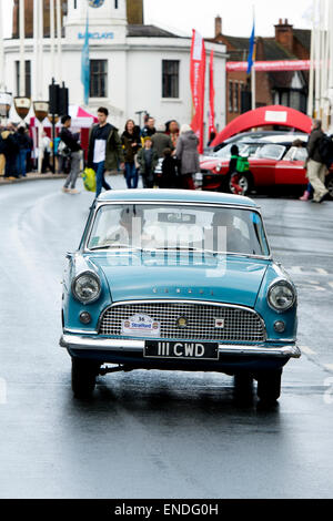 Stratford-upon-Avon, Warwickshire, Royaume-Uni. 3 mai, 2015. Un 1962 Ford Consul parades grâce à Stratford-upon-Avon centre ville dans le cadre du troisième Festival de l'automobile. Plus de 300 voitures classiques et haute performance prendra un tour d'honneur autour du centre-ville et parc pour les gens d'admirer dans le cadre du festival de deux jours sur les 3 et 4 mai. Crédit : Colin Underhill/Alamy Live News Banque D'Images