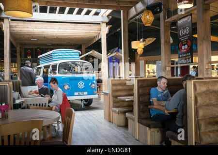 Alfie le Campervan VW bleu dans le Restaurant Bay Surf à Haven's Sands Holiday Park de Perran, Cornwall, UK Banque D'Images