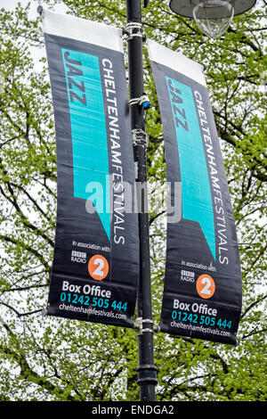 Des banderoles attachées à un lampadaire à Montpellier, Cheltenham, publicité le festival de jazz annuel en association avec BBC Radio 2 Banque D'Images