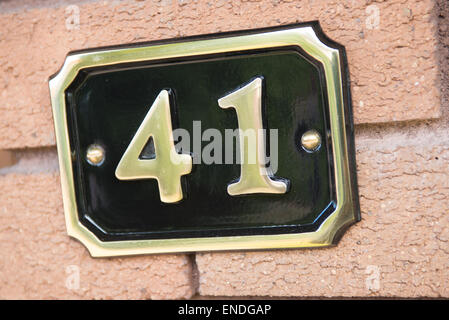 Plaque en laiton, l'affichage du nombre 41 sur un mur de brique d'une maison signifie l'adresse maisons Banque D'Images