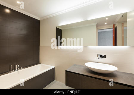 Belle salle de bains moderne, bassin en céramique et le miroir Banque D'Images