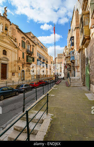 Rue de Marche avec long escalier dans la vieille ville de La Valette, Malte. Banque D'Images