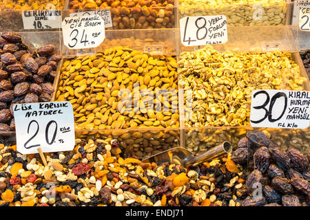 Des fruits secs comme la mangue, aple, abricot, ranberry gogyberry, anis, écrous, graines, etc. sur l'écran dans des contenants pour la vente dans un bazar, Banque D'Images