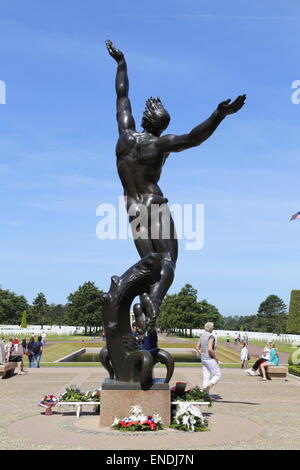 Omaha Beach D-Day WW2 - statue au cimetière d'Omaha, Colleville sur Mer, Normandie "L'esprit de la jeunesse américaine s'élevant du Waves' Banque D'Images