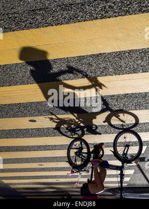 L'envers de l'image l'ombre d'un cycliste Banque D'Images