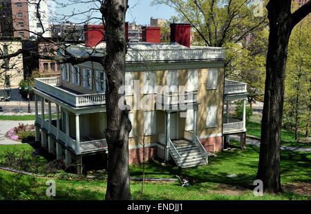 La ville de New York : l'avant centre avec porte et porches de côté 1801 Hamilton Grange à Saint Nicholas Park Banque D'Images