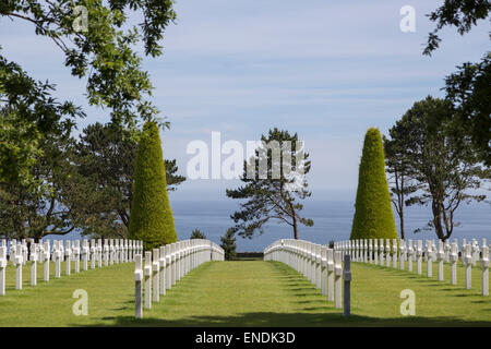 D-Day American Cemetery - Croix blanche des pierres tombales menant vers la mer littoral à Coleville, Omaha Beach, Normandie, France Banque D'Images