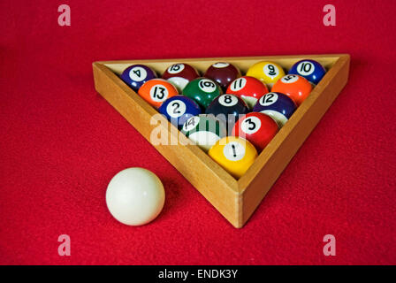 Boules de billard sur feutre rouge. Banque D'Images