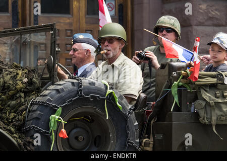 TORONTO, CANADA - LE 2 MAI 2015 Anciens combattants : le trajet en jeep et passer. Les gens célèbrent le 70e anniversaire de la fin de la Seconde Guerre mondiale, d'apprécier le rôle du Canada dans la libération des Pays-Bas. Banque D'Images