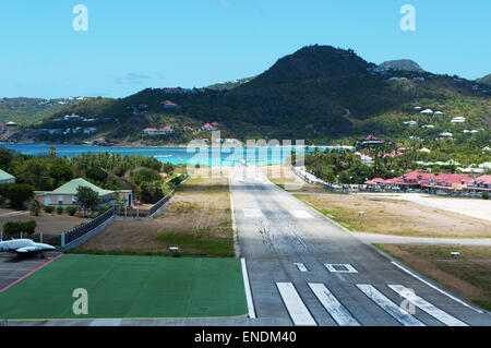 Saint-Barthélemy, Caraïbes : le décollage et l'atterrissage de piste de l'aéroport GUSTAF III, le troisième aéroport le plus dangereux au monde Banque D'Images