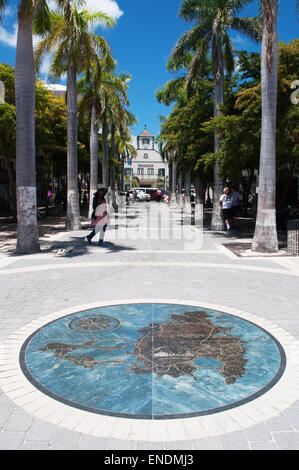 Sint Maarten, Antilles néerlandaises, des Caraïbes : un site sur la rue dans le centre de Philipsburg avec vue sur le palais de justice historique sur la rue Front. Banque D'Images