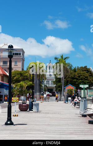 Sint Maarten, Antilles néerlandaises, Amérique : le quai de Philipsburg avec vue sur le palais de justice historique sur la rue Front, dans le centre de la ville Banque D'Images