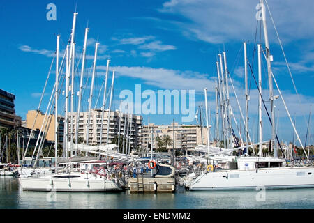 Yachts à marina et hôtels le long de la promenade maritime. Banque D'Images