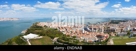 Vue panoramique vue aérienne de Almada de Christo Rei statue sur le toit à Lisbonne - Portugal Banque D'Images