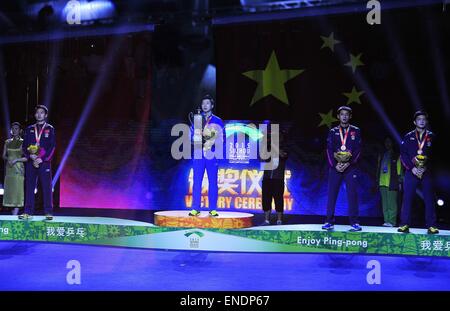 Suzhou, Chine. 3 mai, 2015. Monde Tennis de Table Suzhou 2015 hommes, finale s, Ma longue de célébrer avec le trophée pendant après bat Bo 4 - 2. Credit : Marcio Machado/ZUMA/Alamy Fil Live News Banque D'Images