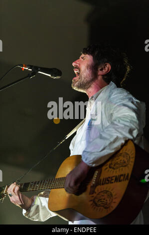 Gruff Rhys - Super Furry Animals effectuant à Cardiff en Mars 2015. Banque D'Images