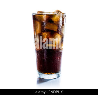 Cola drink with ice cube sur fond blanc Banque D'Images