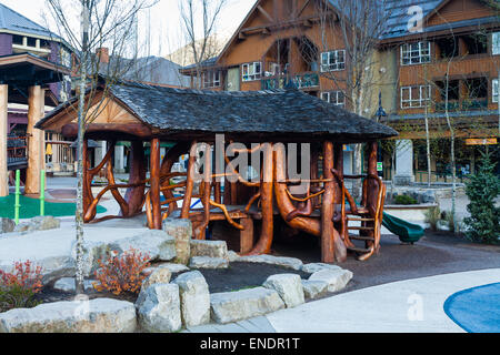 Children's Playhouse de Whistler Village construit à partir d'arbres et branches Banque D'Images