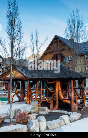 Children's Playhouse de Whistler Village construit à partir d'arbres et branches Banque D'Images