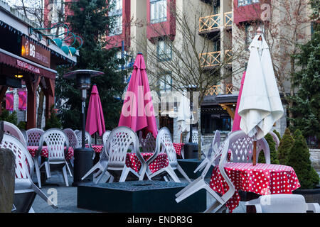 Tôt le matin dans le village de Whistler en attente de clients petit-déjeuner Banque D'Images