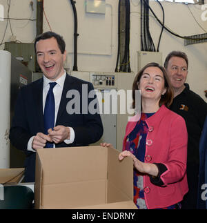 Lucy Allan le candidat conservateur Telford avec le chancelier George Osborne Banque D'Images