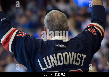 Manhattan, New York, USA. 2 mai, 2015. Un ventilateur dans la 1ère période. NY Rangers vs Capitals de Washington, 2 jeu de séries éliminatoires de la LNH, Madison Square Garden, le samedi 2 mai, 2015. © Bryan Smith/ZUMA/Alamy Fil Live News Banque D'Images