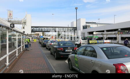 Une ligne de taxis attend à un rang à l'aéroport de Dublin au cours d'une journée d'action par les conducteurs à Dublin Bus et Bus Eireann. Banque D'Images