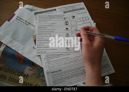 La ex-pat, Julia White, 31 ans, vivant en France, complète le vote par correspondance pour l'élection générale BRITANNIQUE le 7 mai 2015. Banque D'Images