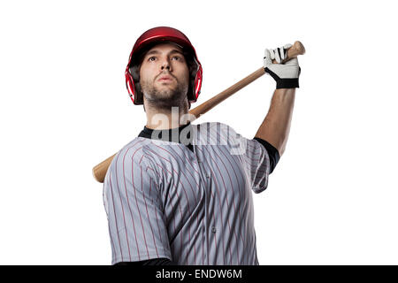 Joueur de baseball en uniforme rouge, sur un fond blanc. Banque D'Images