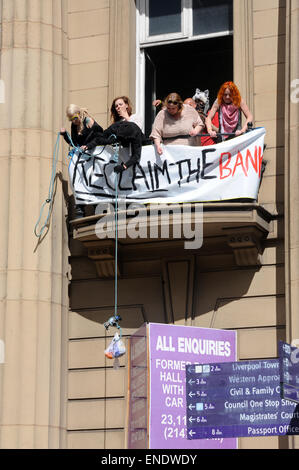 Liverpool, Royaume-Uni. 3 mai, 2015. Au cours d'une manifestation de partisans de l'occupation, de l'Alimentation et boisson est passé par des garde-corps pour les militants restant dans l'ancienne banque. Ils occupent depuis le 18 avril, et ont utilisé le bâtiment pour loger les sans-abri et des gens de la rue, leur donnant un abri et de la nourriture. Auparavant le bâtiment était vide depuis 11 ans. De la nourriture et des fournitures sont tirés jusqu'à l'aide d'un crochet et corde Crédit : David Colbran/Alamy Live News Banque D'Images