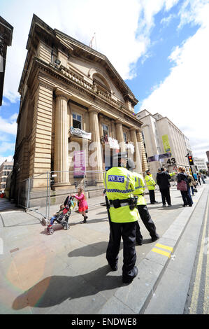 Liverpool, Royaume-Uni. 3 mai, 2015. Au cours d'une manifestation de partisans de l'occupation, de l'Alimentation et boisson est passé par des garde-corps pour les militants restant dans l'ancienne banque. Ils occupent depuis le 18 avril, et ont utilisé le bâtiment pour loger les sans-abri et des gens de la rue, leur donnant un abri et de la nourriture. Auparavant le bâtiment était vide depuis 11 ans. La police et les passants à l'extérieur de l'occupation Crédit : David Colbran/Alamy Live News Banque D'Images